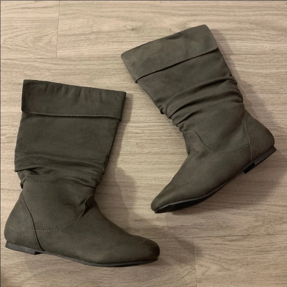 Grey winter boots. Size 7 women’s/ girl’s